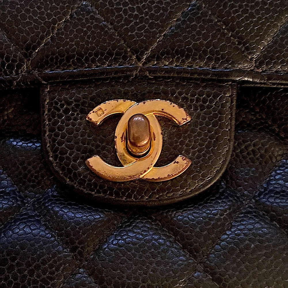 Classic 8.5x6 CHANEL®️CAViAR bag with gold chain to wear crossbody or shoulder. - Picture 3 of 11